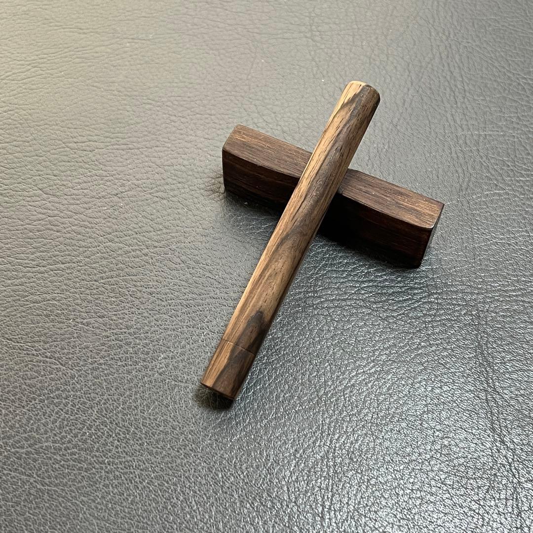 36黒柿　木製キャップ芯ケース　木目揃え　キャップのところにほんの少し孔雀杢