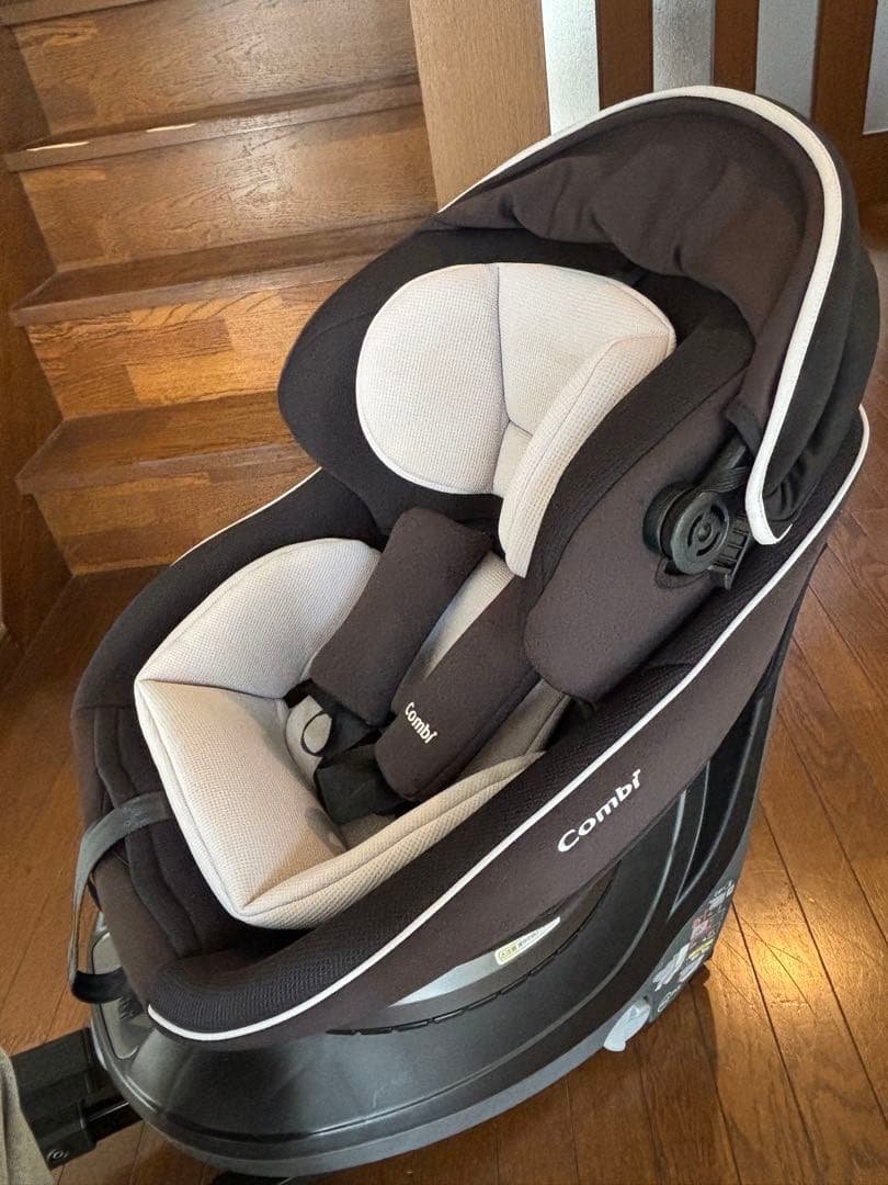 Combi クルムーヴ　ISOFIX回転式チャイルドシート ブラック