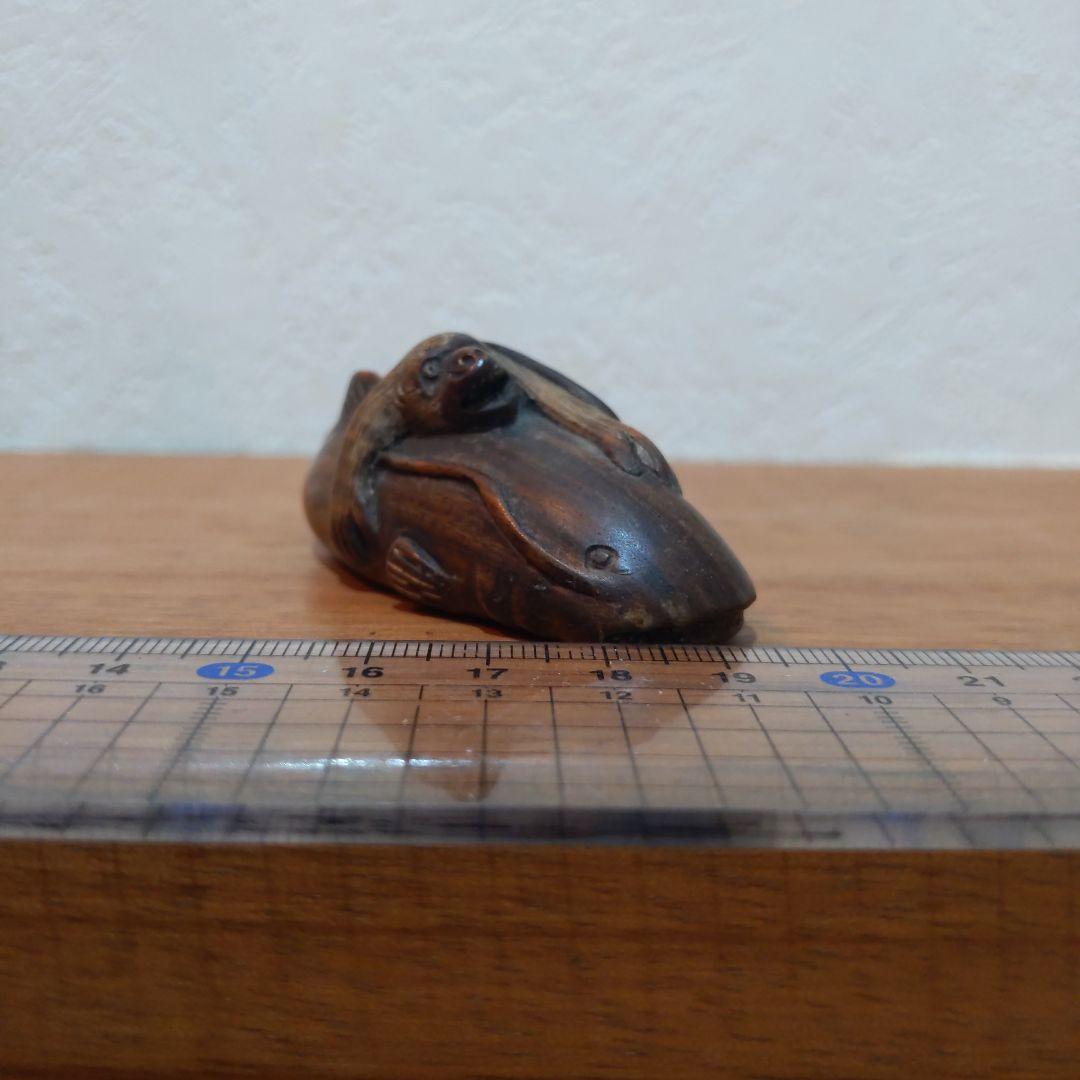 時代提物 縁起物根付 木彫 在銘【大鯰を押さえつける猿】長約7.2