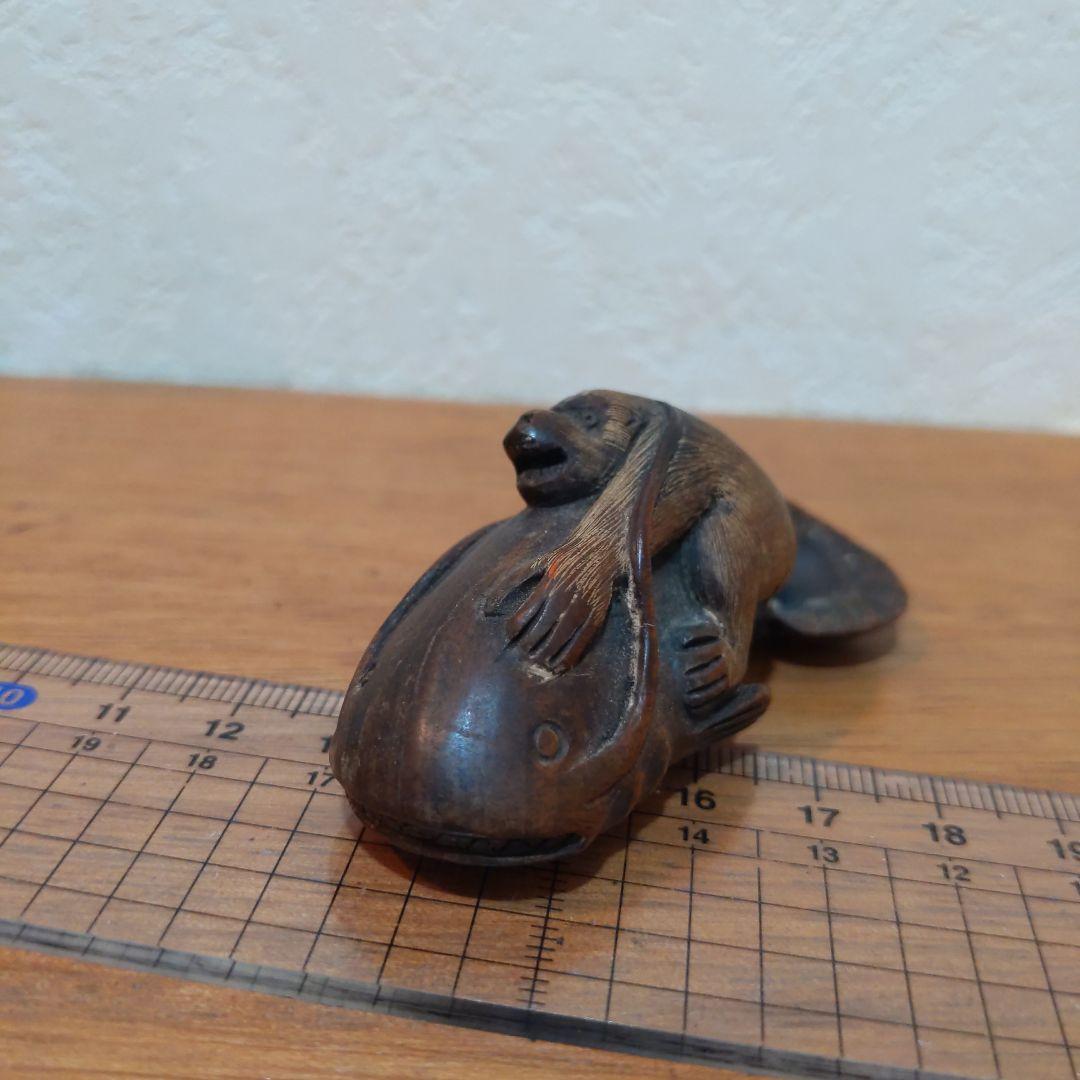 時代提物 縁起物根付 木彫 在銘【大鯰を押さえつける猿】長約7.2