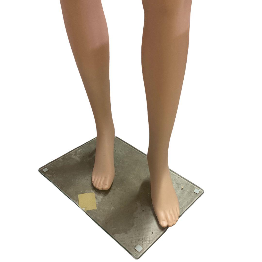 メ01119-45】女性 等身大全身マネキン 170cm ガラス台座付き - メルカリ