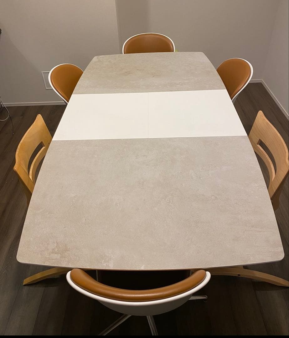 BoConcept ダイニングテーブルとチェア4脚のセット（送料込み）