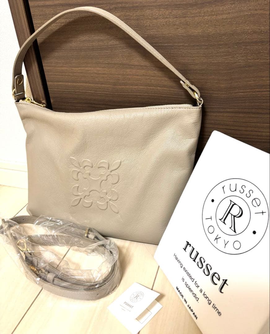 最終価格美品russetエンボスモノグラムソフトレザーショルダーバッググレージュ