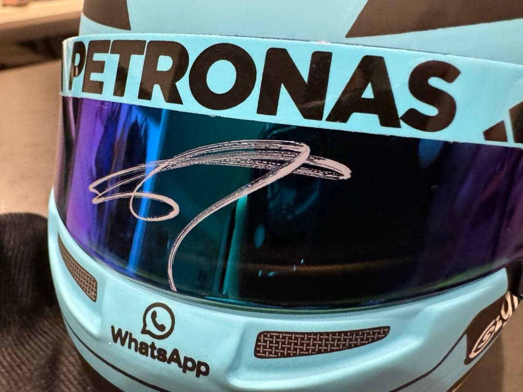 激レア】George Russell 直筆サイン入り1/2ヘルメット