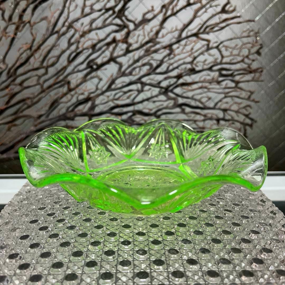 骨董 時代ガラス フリル 切子調プレス ライムグリーン 氷皿 ウラン 1客②