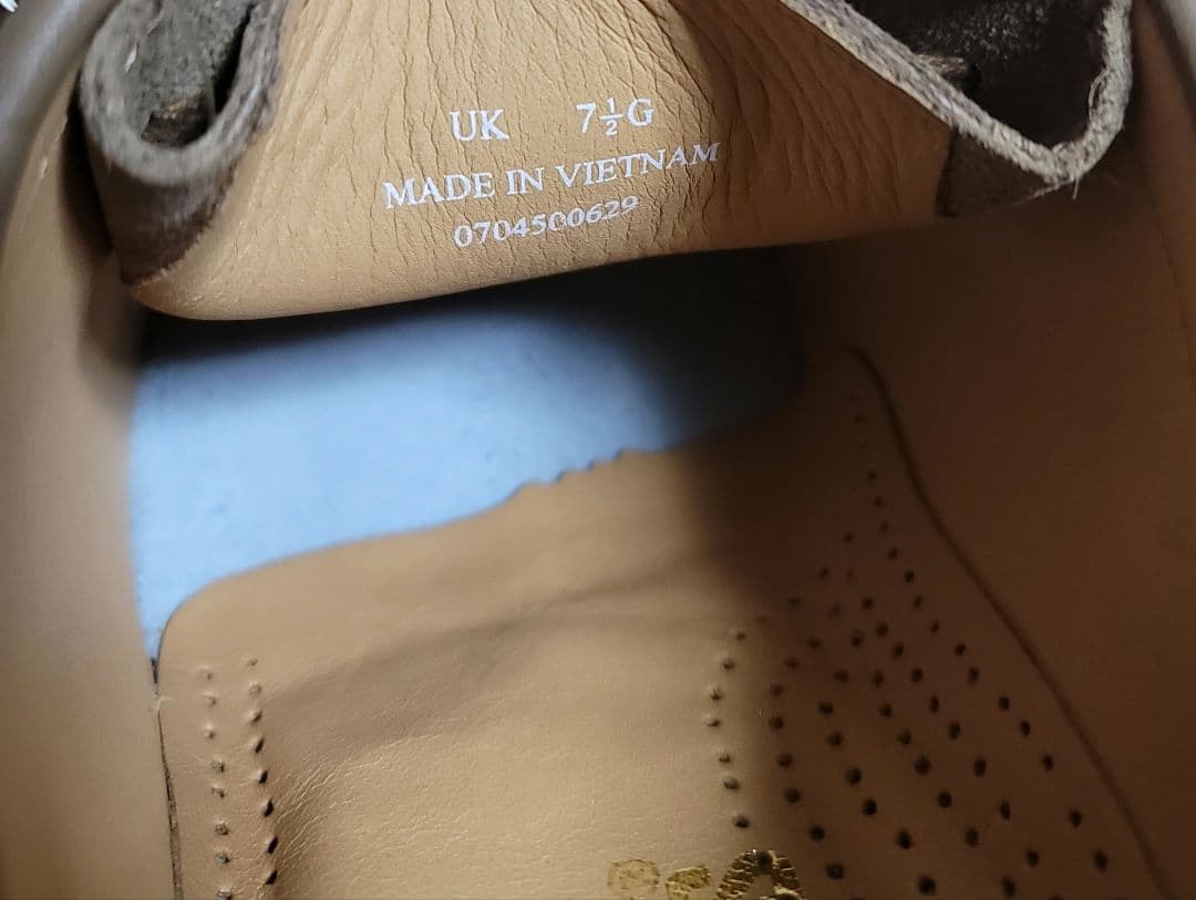 新品未使用タグ付きクラークスClarksワラビーナタリー25.5cm