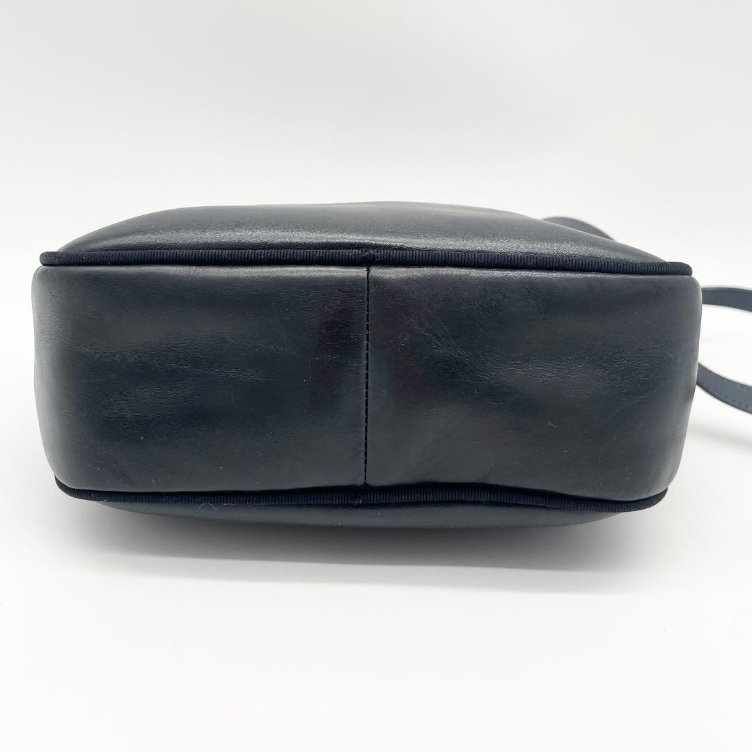 サルバトーレフェラガモ　ヴァラリボン　ショルダーバッグ　レザー　ネイビー