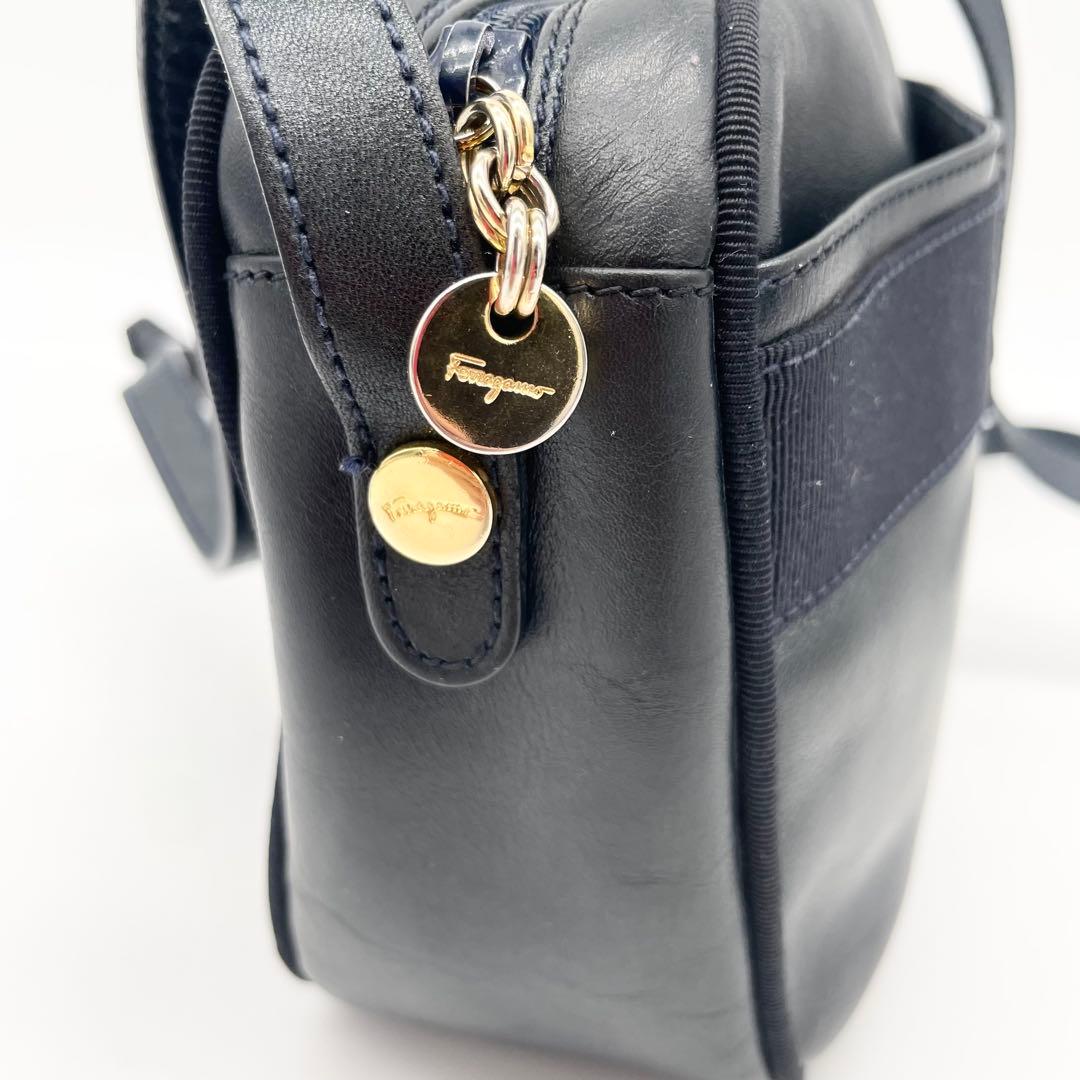 サルバトーレフェラガモ　ヴァラリボン　ショルダーバッグ　レザー　ネイビー