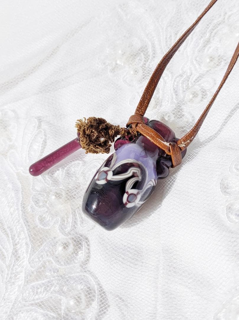 吉田正子トンボ玉（貳拾漆） 「瓶型」皮ひもネックレス ガラス玉に込め