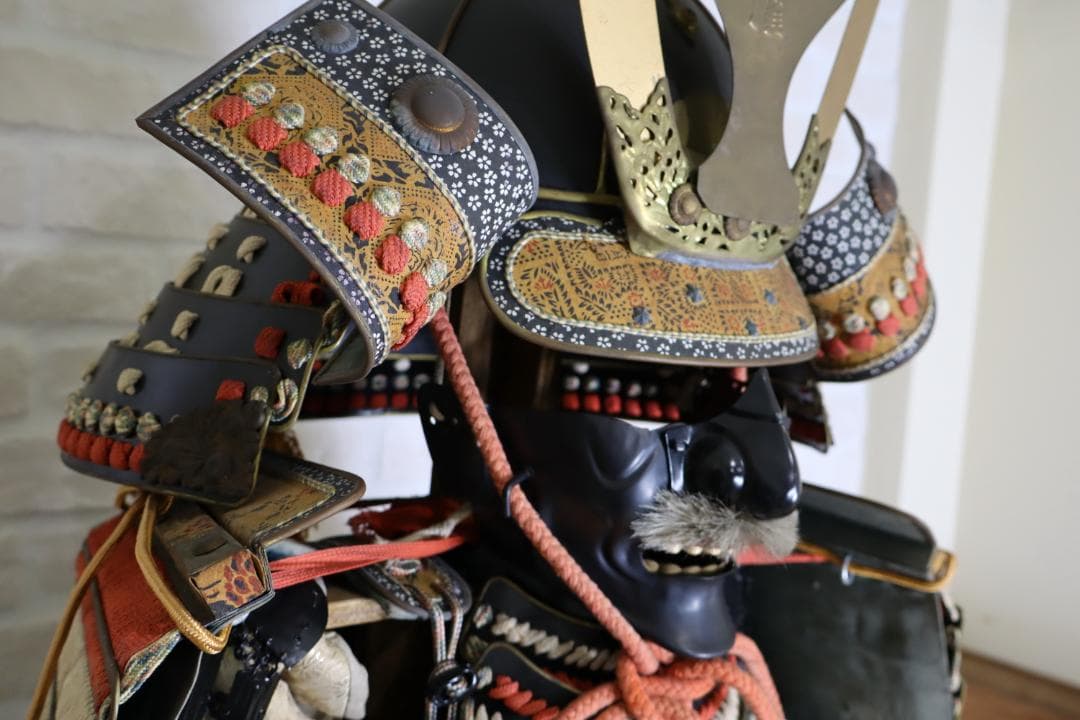 大人が着用出来る本格的な日本の武士甲冑一式（飾り鎧・美術品）　等身大　甲冑