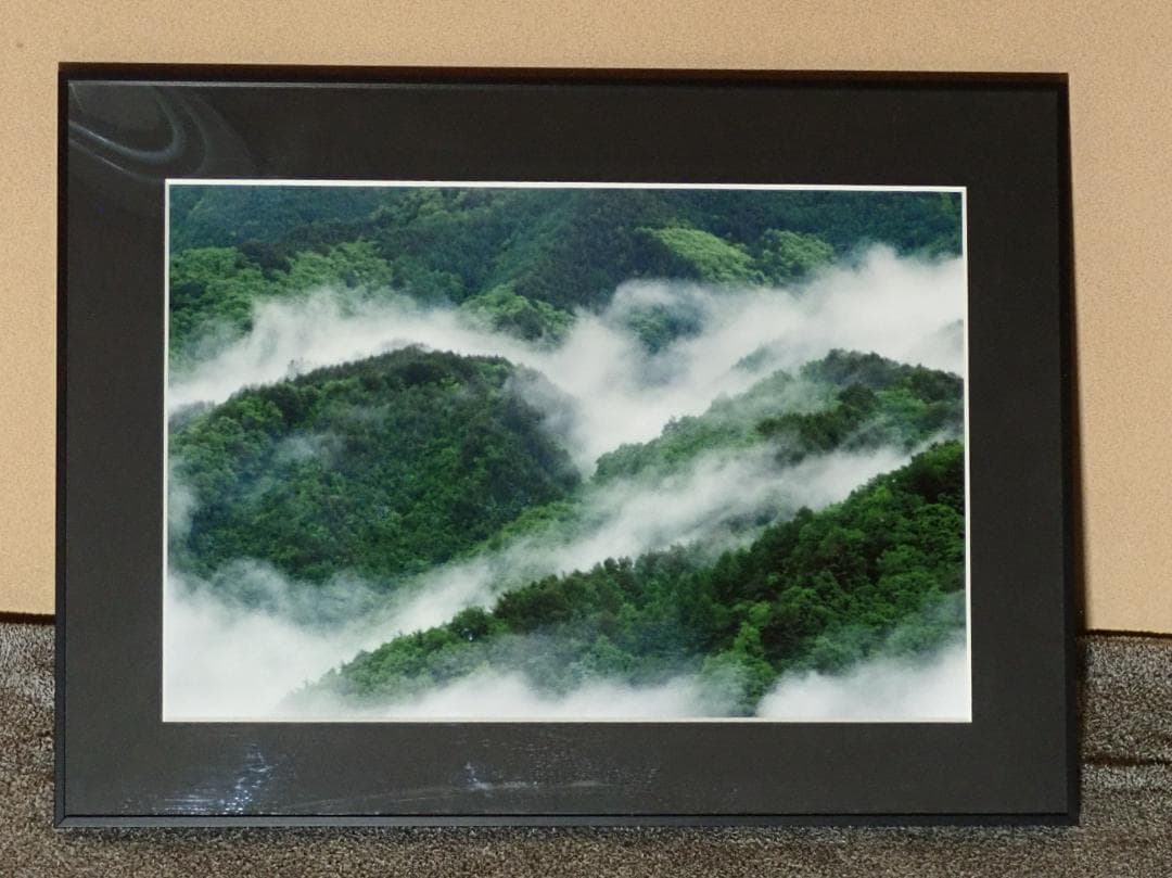 緑色の山と霧の風景写真額装（A3判。オリジナルフォト。ハクバ製フレーム）