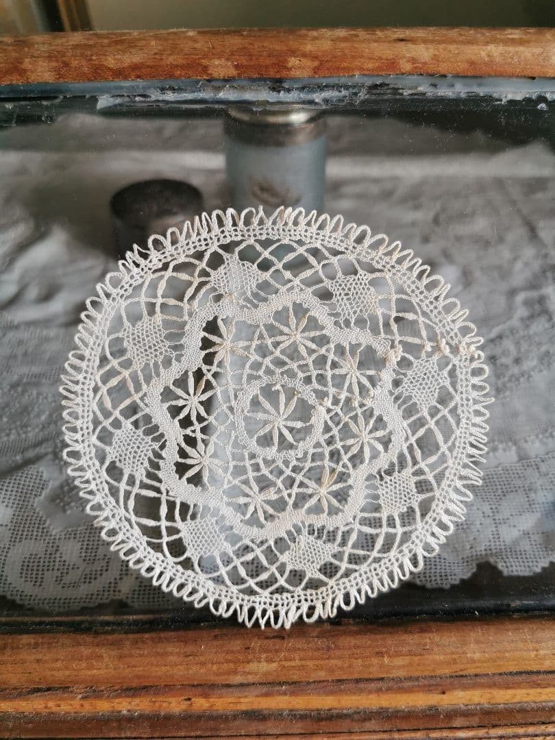 アンティーク ベルギーブルージュ ごく細い糸の線状の花 繊細なボビン