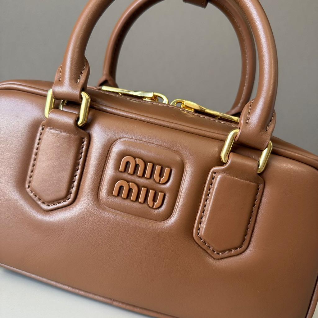 MIUMIU　キャラメル色ハンドバッグ　ショルダーバッグ