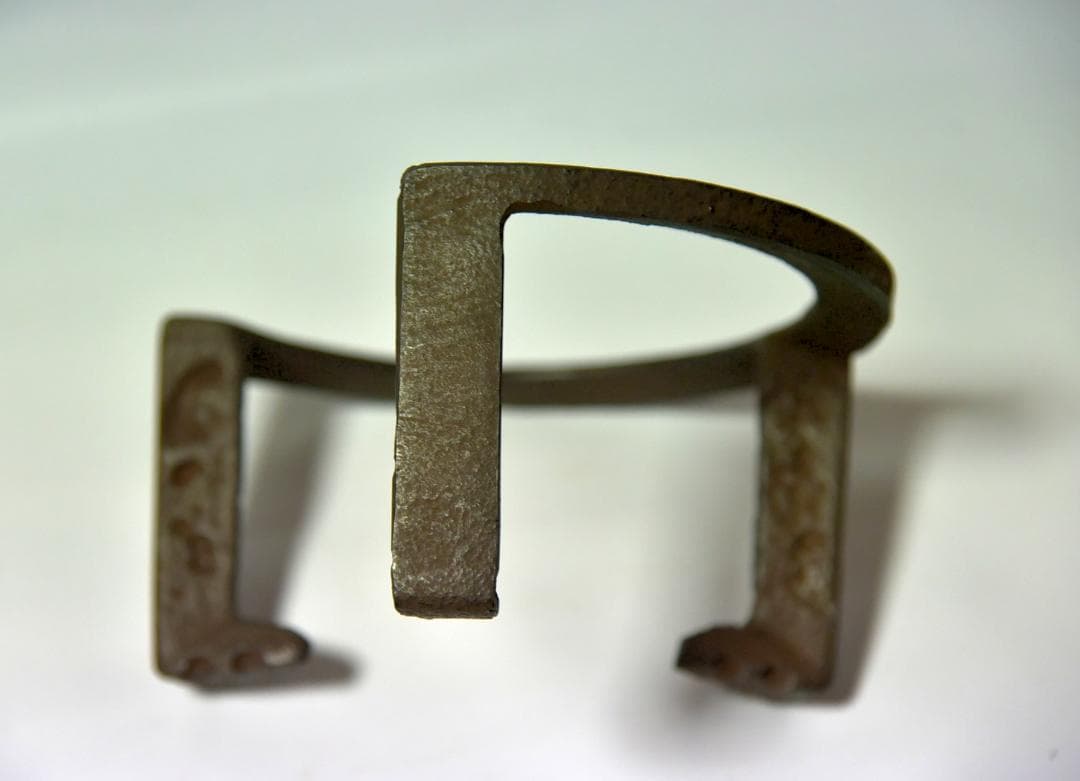 菊池正直造【極上品】 和鉄笹爪虫食い五徳（七寸）囲炉裏/共箱