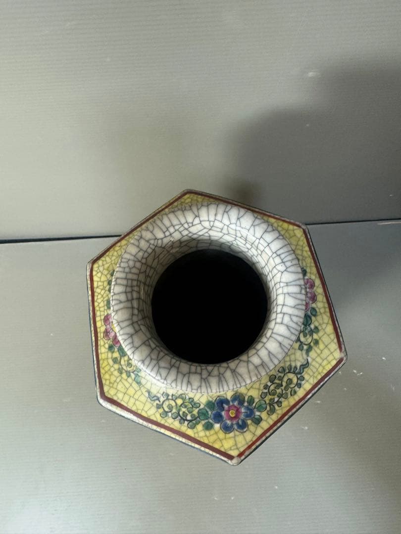 2610 希少　九谷焼　古九谷　ヒビ焼六歌仙人錦工入　六角花瓶　時代物