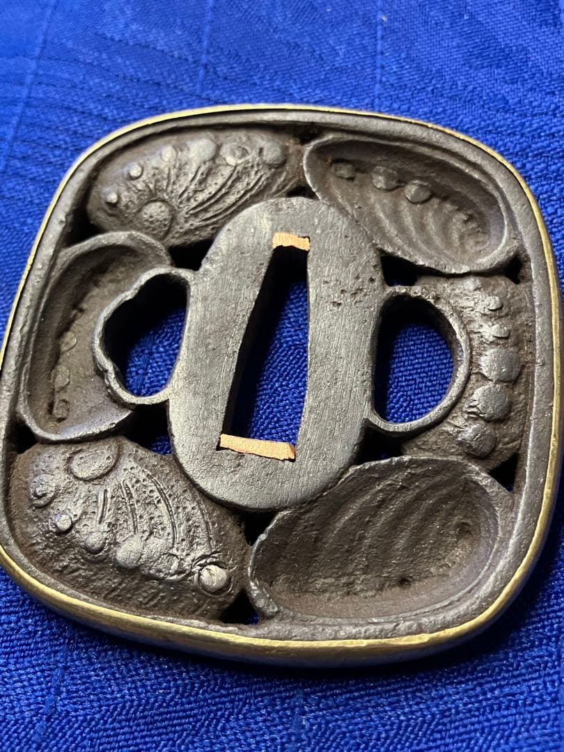 鍔　越前住記内作の銘　日本刀　時代物　貝　覆輪