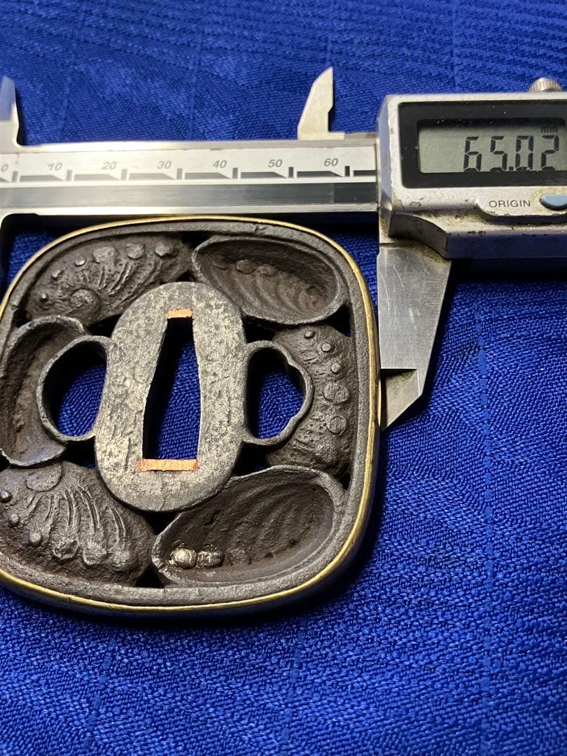 鍔　越前住記内作の銘　日本刀　時代物　貝　覆輪