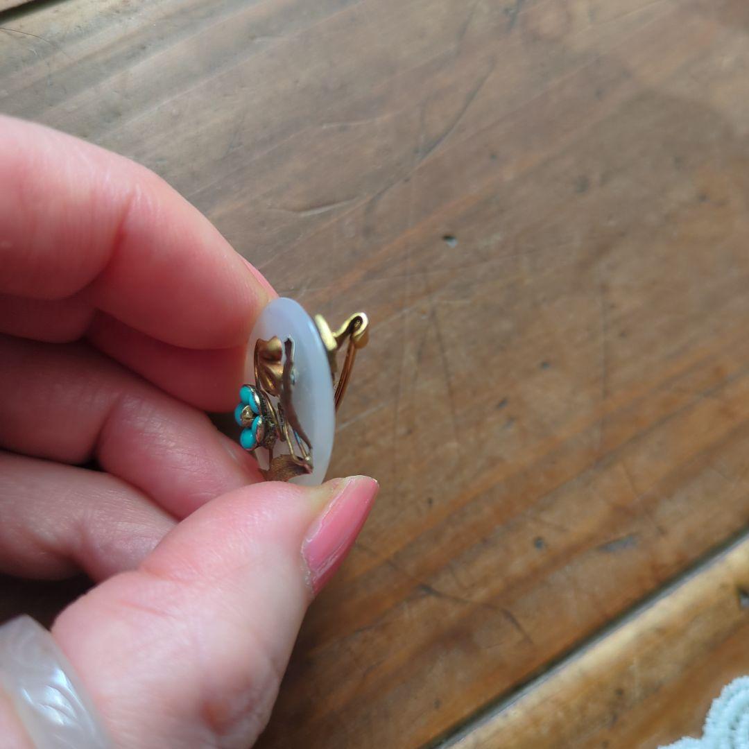 アンティーク】ホワイトカルセドニーとトルコ石の勿忘草ブローチ