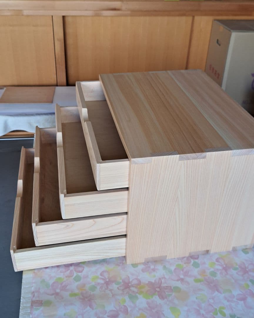 Aurelius さまへ桧スツールと ４段チェストです。