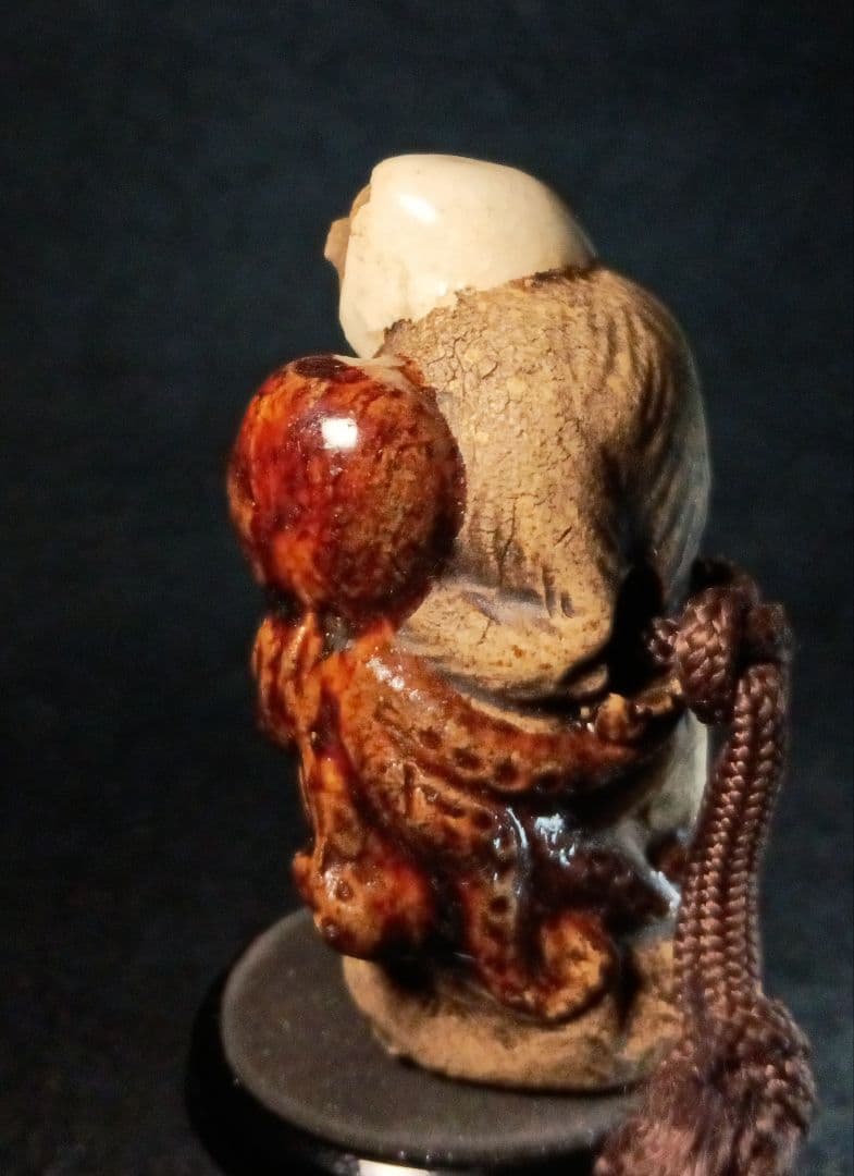 向井和平 在銘 根付「蛸と酒を買って帰る狸 」砥部焼 中興