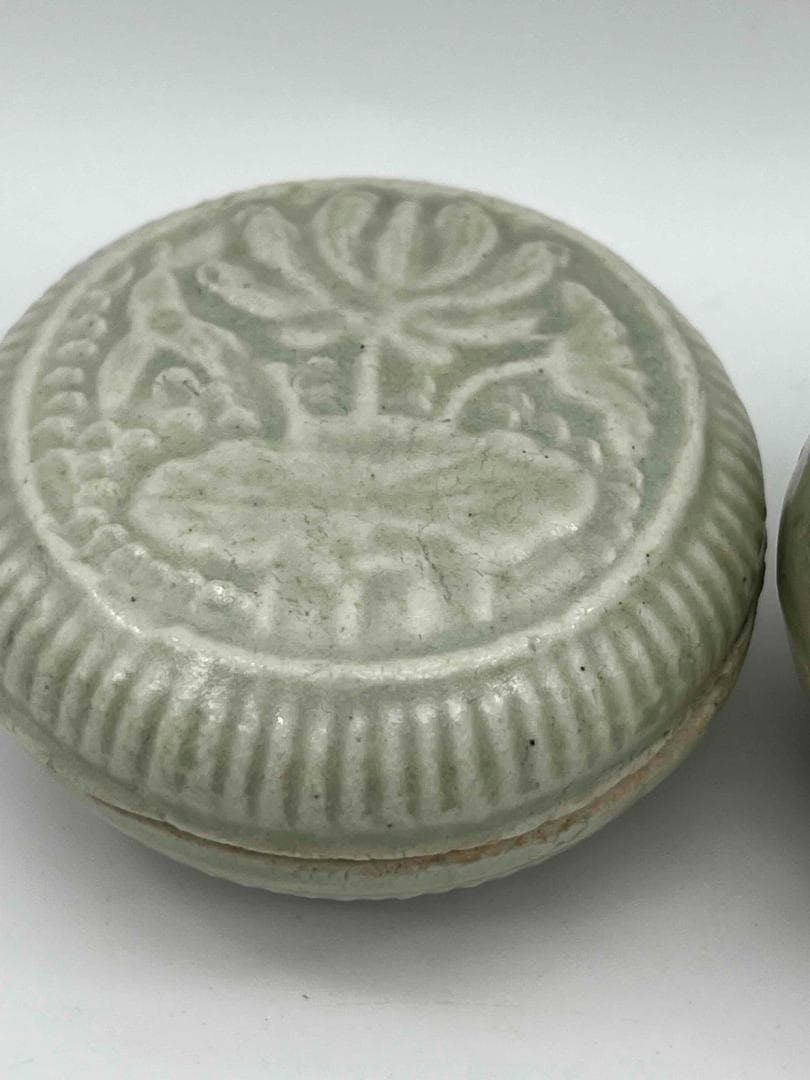 宋時代 青磁 越州窯 刻花卉文共蓋壺 蓋付き、 刻蓮花