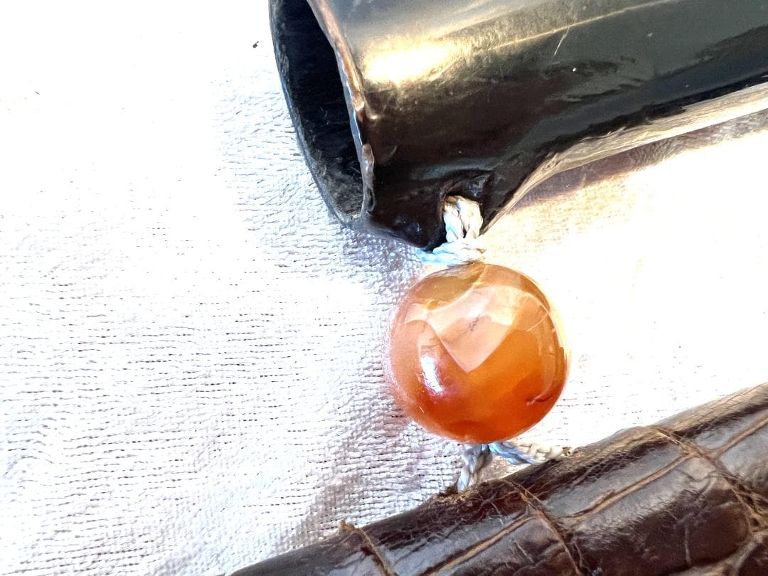 煙草入れ　革製　煙管入れと煙草入れと緒締め付き　前金具は三国志の関羽