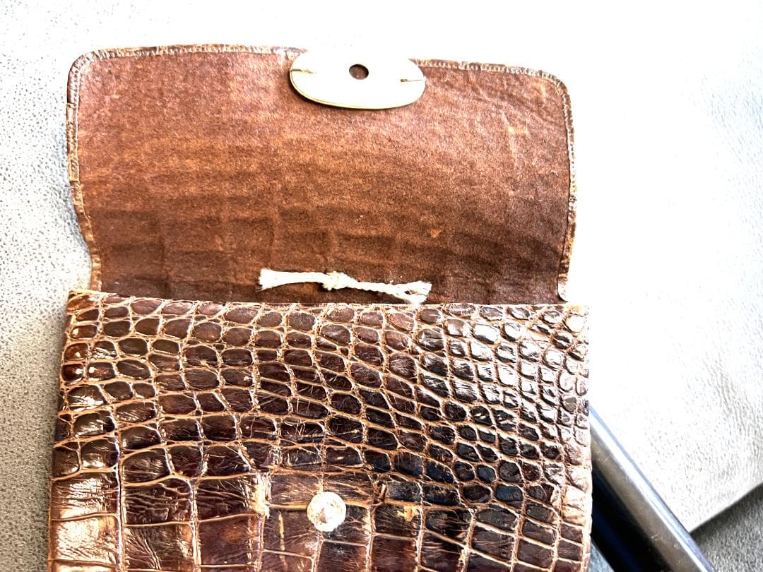 煙草入れ　革製　煙管入れと煙草入れと緒締め付き　前金具は三国志の関羽