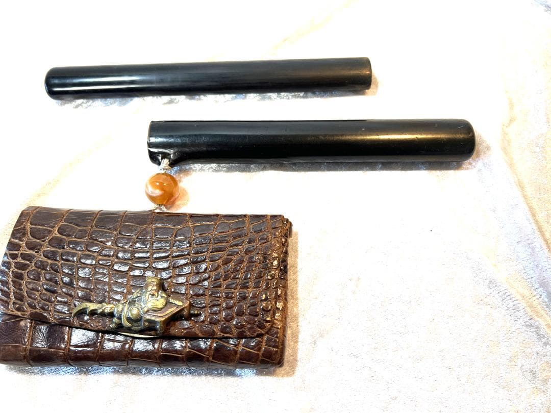 煙草入れ　革製　煙管入れと煙草入れと緒締め付き　前金具は三国志の関羽