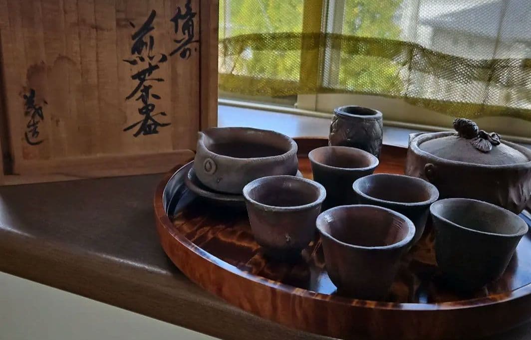 水墨山水 掛軸 秀峰作 在銘 美術品 箱付き コレクション 風景画 先生
