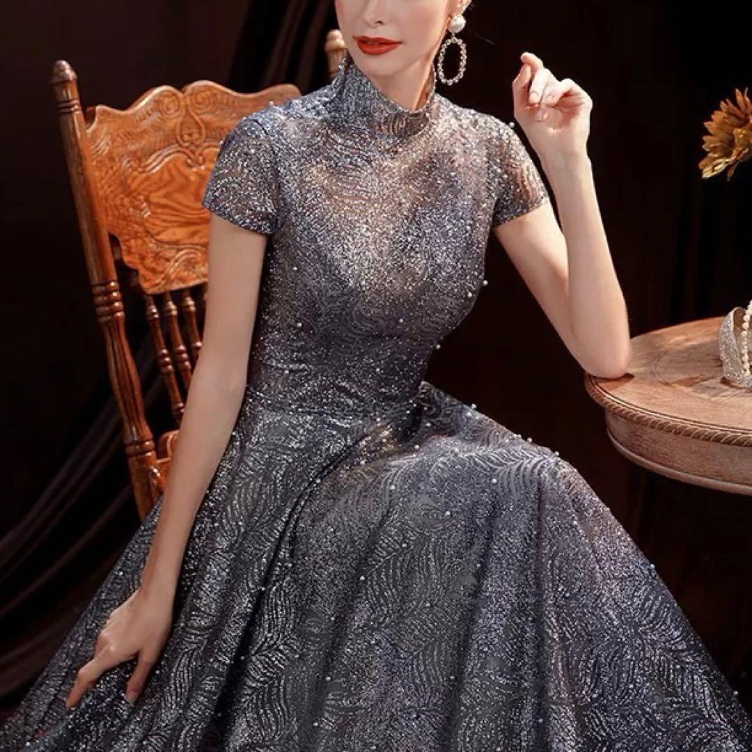 パール付き 煌びやかな生地が美しい 半袖のイブニングドレス