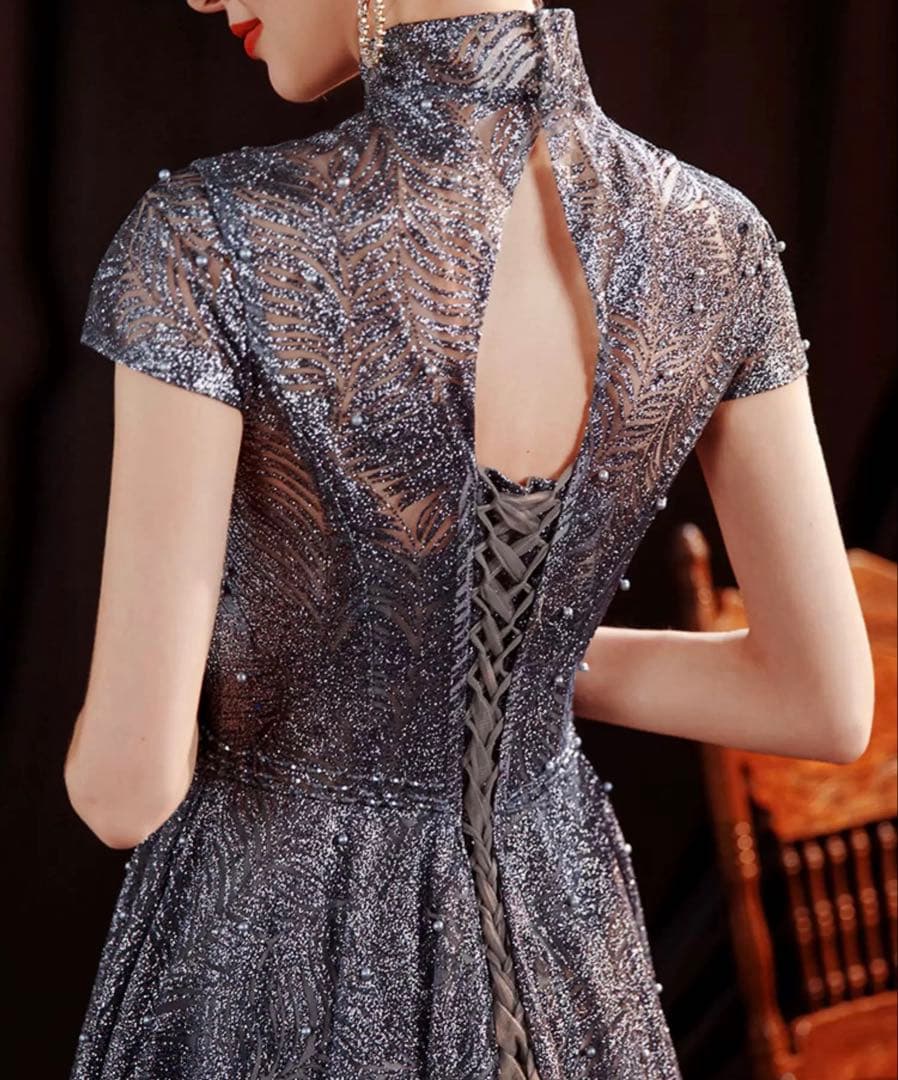 パール付き 煌びやかな生地が美しい 半袖のイブニングドレス