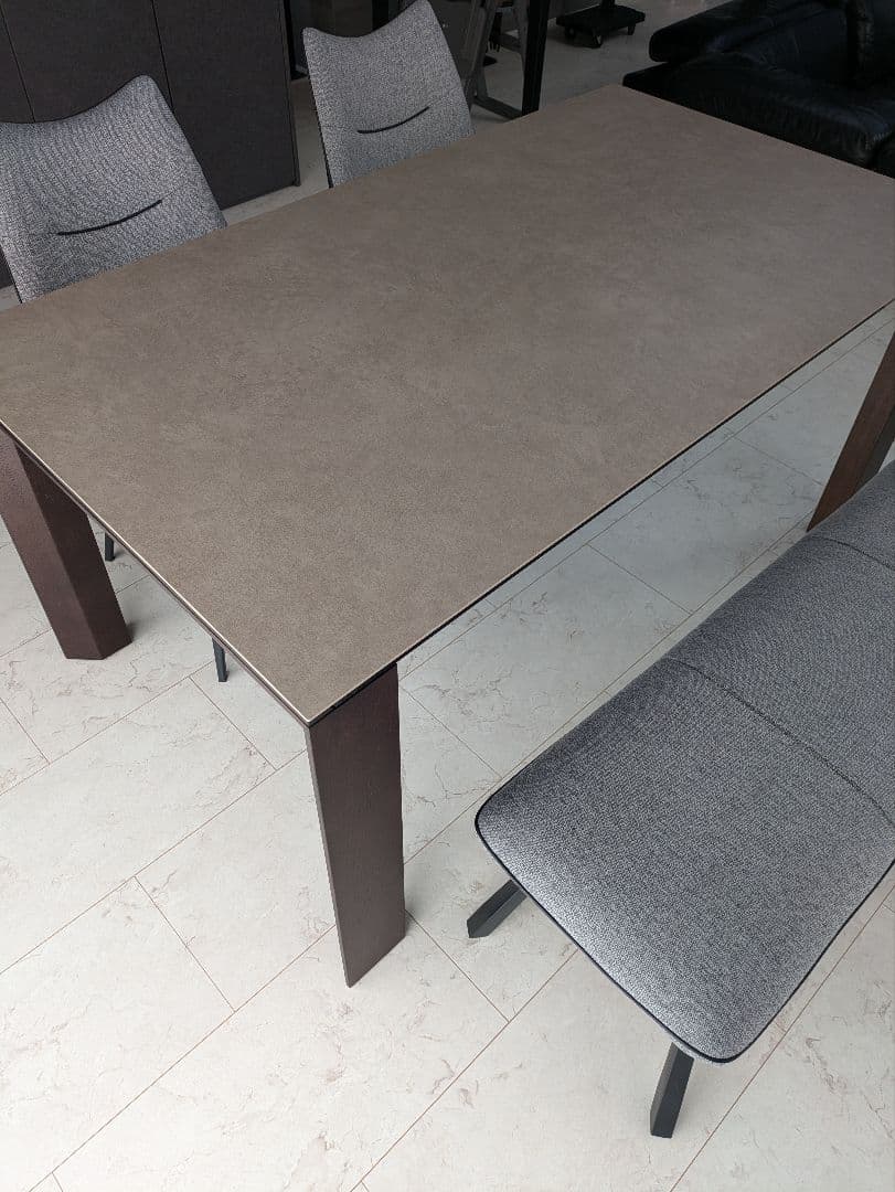 カリガリス オムニア 伸張 セラミック ダイニングテーブル