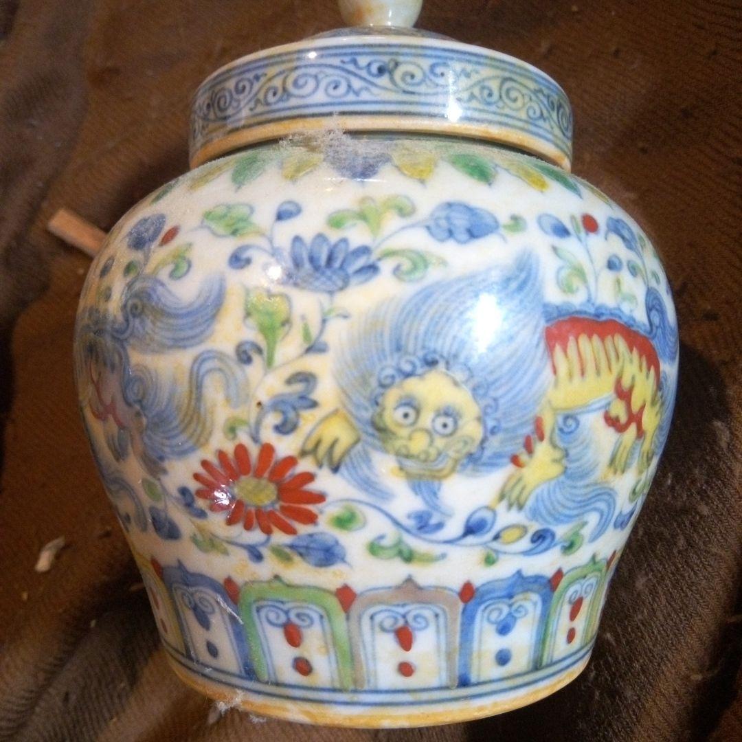 中国陶磁器　明赤絵　蓋付壺　天