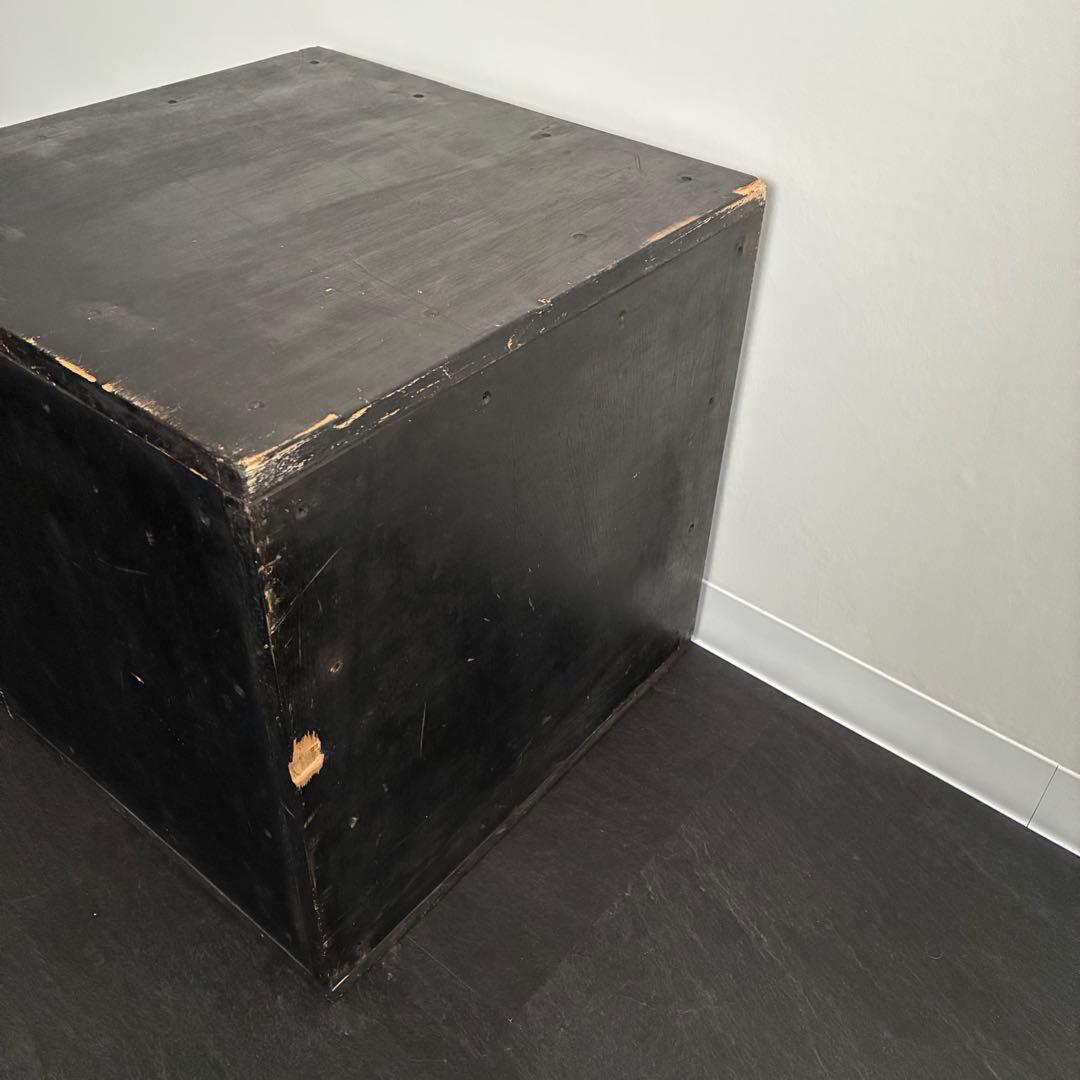 黒ペイント キューブ型木箱① 展示台 スツール 椅子 オブジェ 古道具