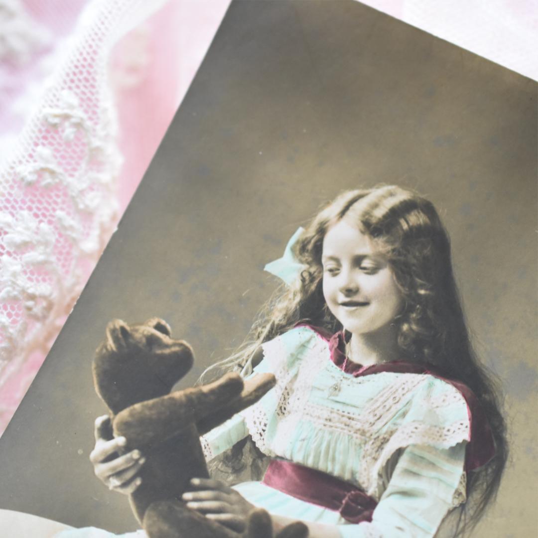 アンティークポストカード　おともだち　テディベアと少女　1913年