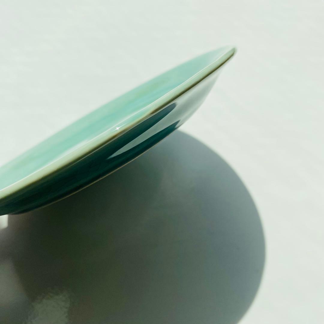 緑色の陶器製浅皿