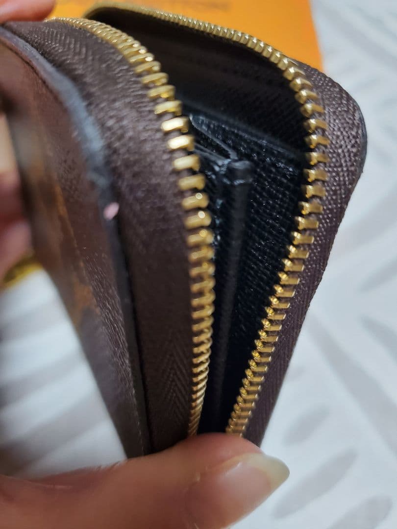 LOUIS VUITTON モノグラム ジッピージャイアント