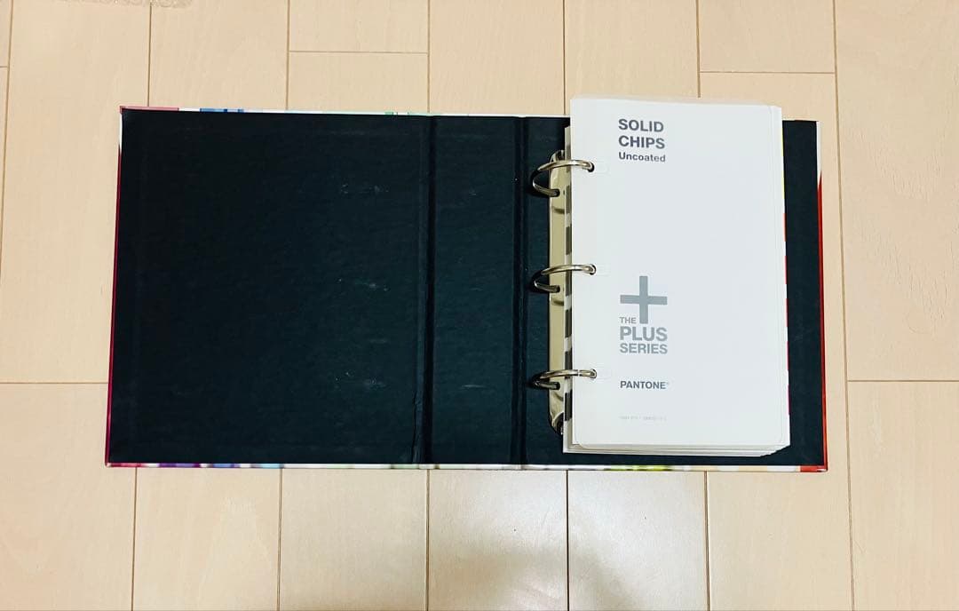 PANTONE PLUS SERIES 色見本帳 uncoated - メルカリ