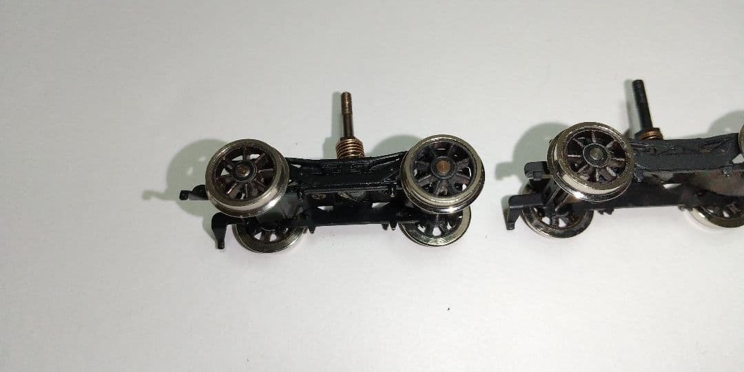 二軸先台車✕２、 従台車 １、テンダー台車✕２、他パーツ。HOゲージ。