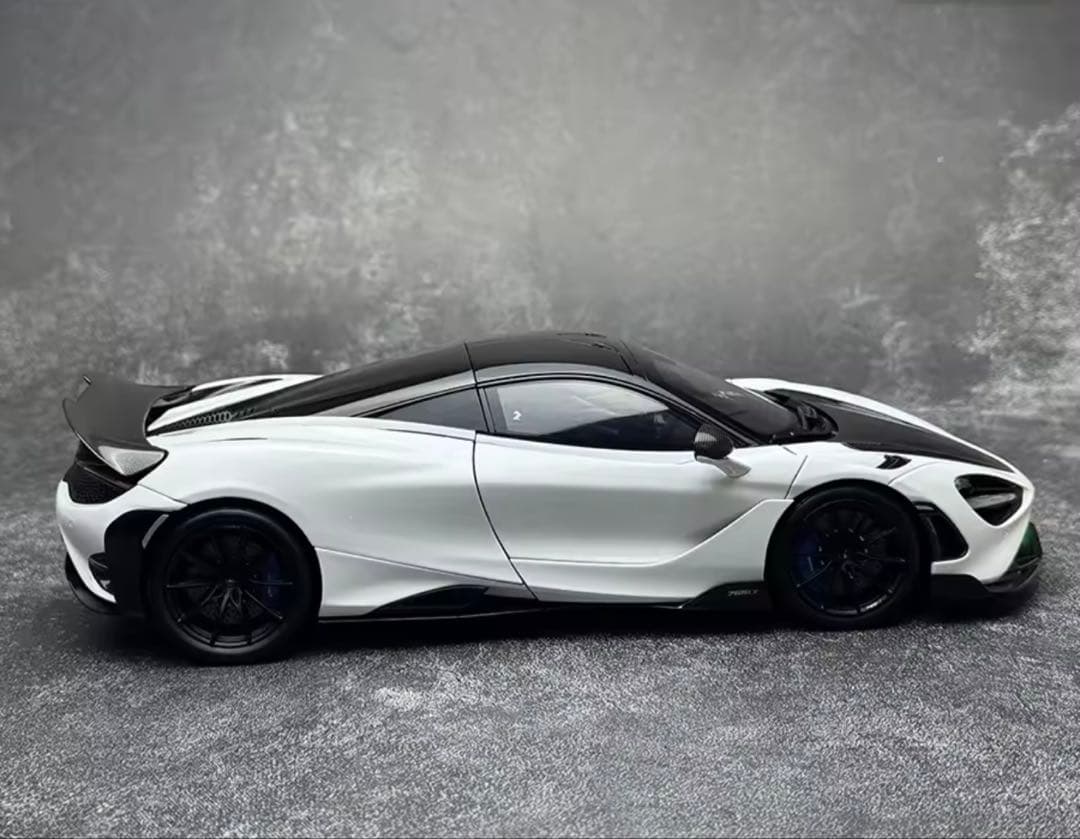 McLaren 765LT 1/18スケールモデルミニカー