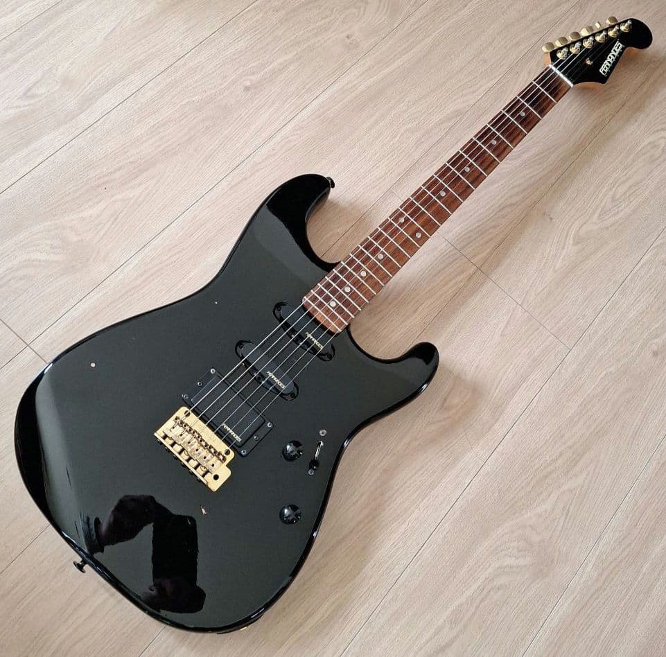 FERNANDES ストラトタイプ（SSH） アーム・ストラップ付、新品弦張替済