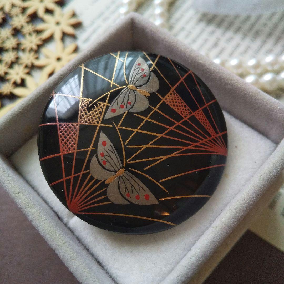 伝統工芸 輪島塗 漆工芸 金蒔絵 蝶々 ラウンド ブローチ 帯留め