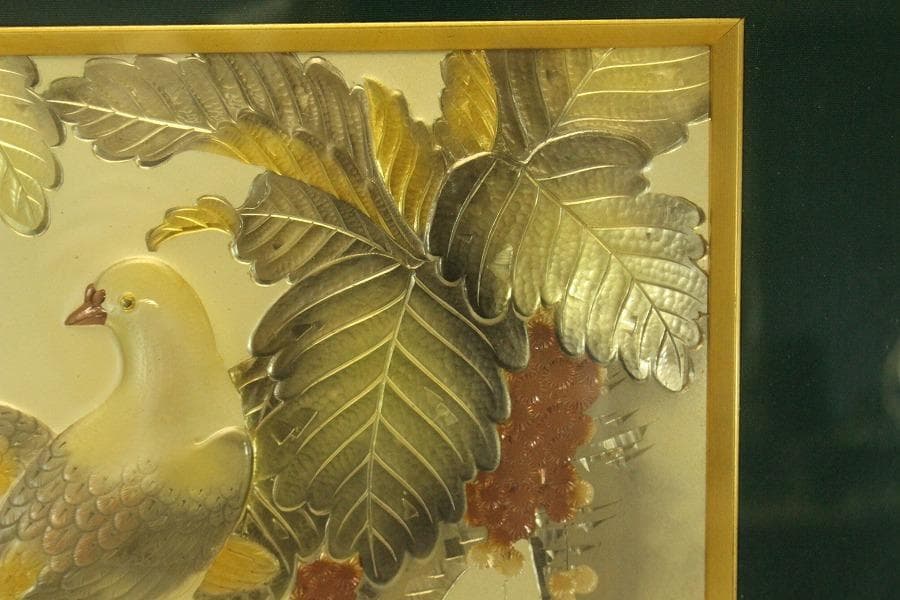 金工 春山作 刻 双鳩枝葉 額(A690)