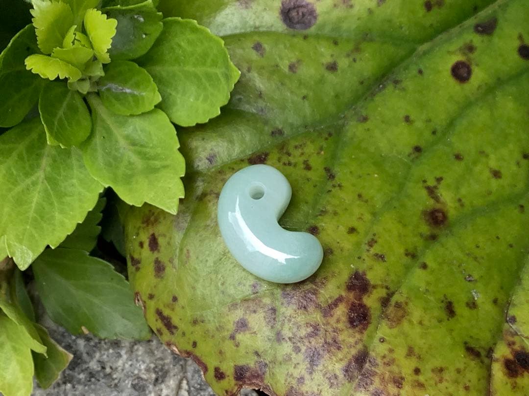 ✳本物の守護石をお身近に‼️ 出雲型糸魚川翡翠勾玉50以上の端材使用