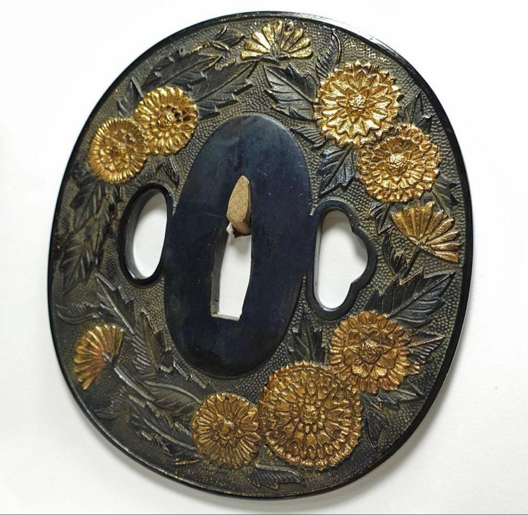 超大型美濃鐔！　10cm超　赤銅魚子地　長丸形菊花図鐔　無銘　高肉彫　寒山箱書