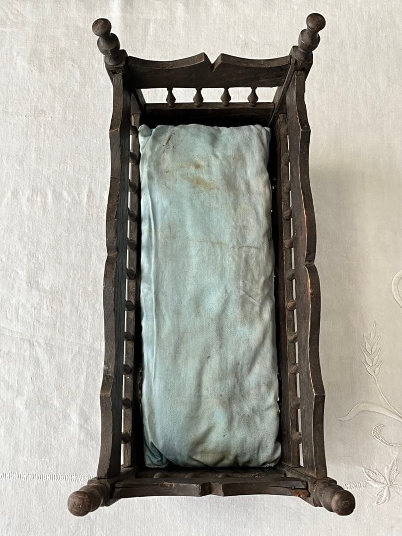 【美品】フランスアンティーク ブルターニュ木製細工 ドール用ベッド[3114]