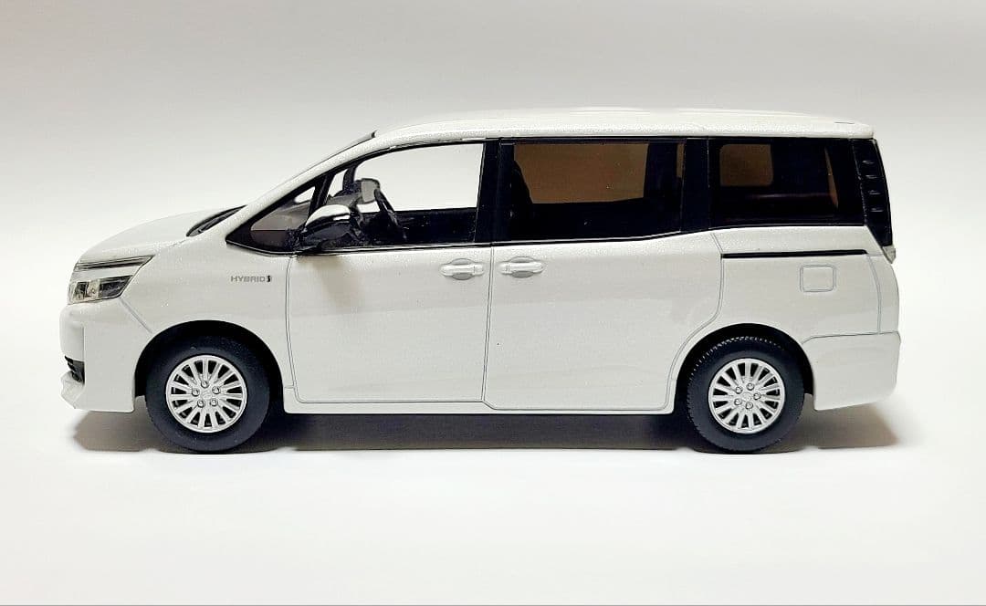 トヨタ 80系 ヴォクシー カラーサンプル