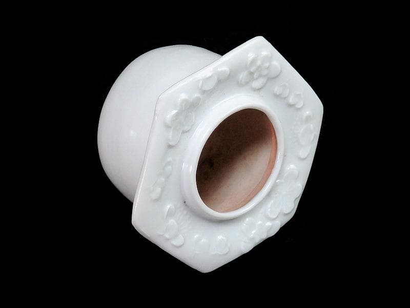 古伊万里 白磁 壺型 陽刻 梅花の図 六角 盃台 D193AS-CGn - メルカリ