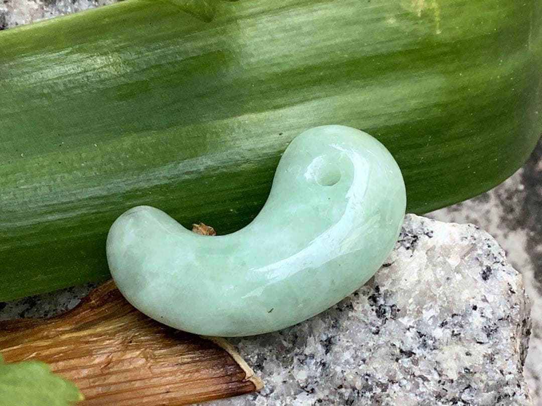 お試し安価卸し‼️業者様もご遠慮なく 糸魚川翡翠勾玉本物ジェダイト