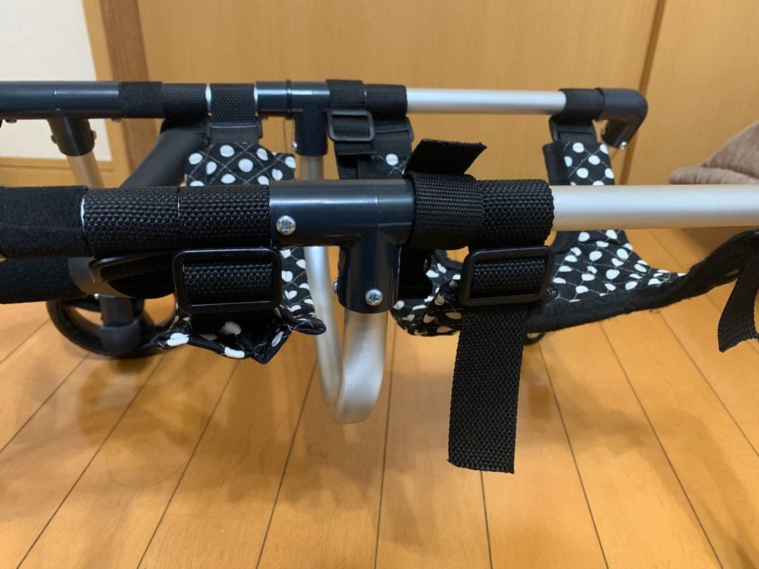 中型犬 4輪 犬用 車いす 歩行器 黒と白の水玉 手押し棒